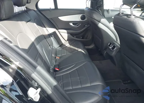 2016 Mercedes-Benz C 300 z USA, uszkodzony, nr VIN 55SWF4JB7GU105306